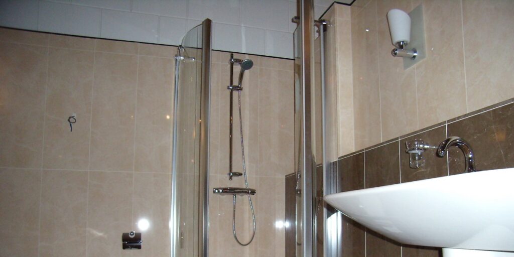 douchewand met deur