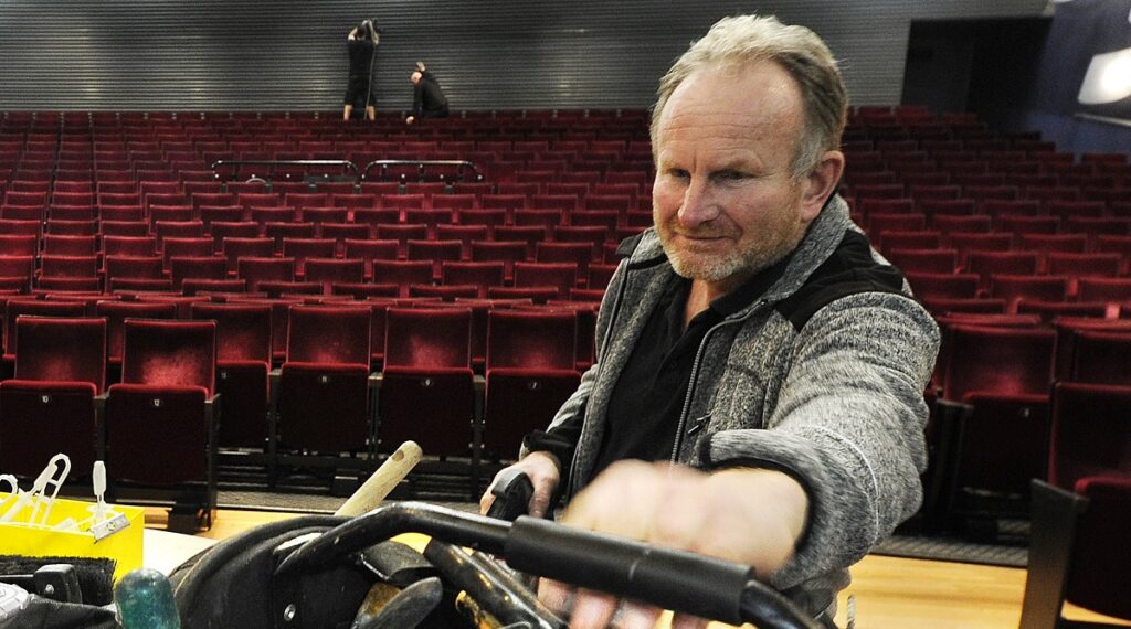 Inke met zijn gereedschapstas