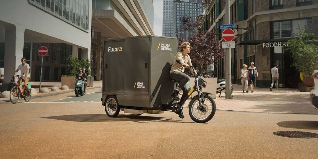 elektrische vrachtfiets op straat