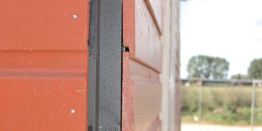 houten gevelbekleding met opening tussen delen