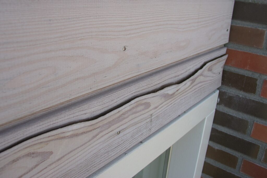 Houten gevelbekleding gescheurd